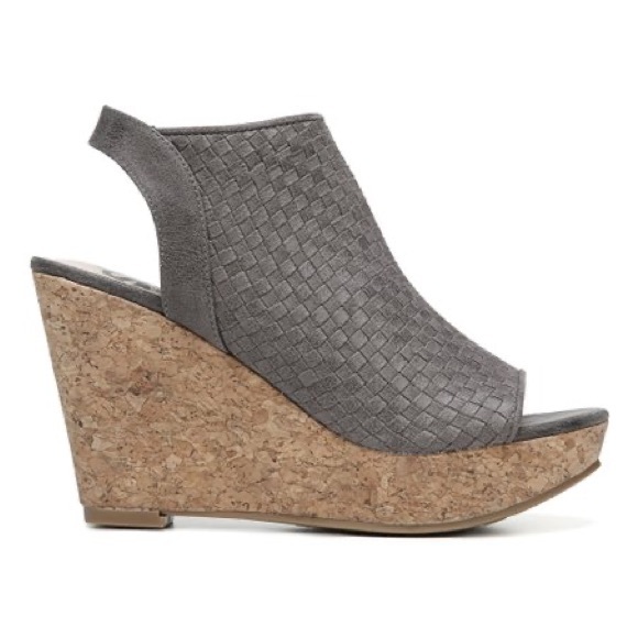 Excellent condition Fergicious “Rasta” wedge. Size 6.5 - Picture 6 of 6